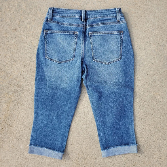 Maurices Women's Distressed Denim Capris Size 6 Regular - Picture 1 of 9